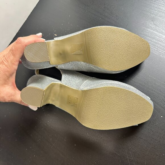 But Another Innocent Tale Sparkly Silver NWOT Platform Heels Size 8 Glitter - Picture 12 of 14